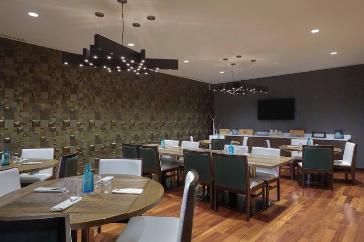 Calgary Airport Marriott In-Terminal Hotel