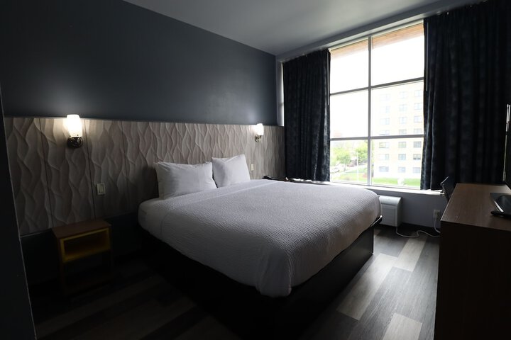 Days Inn & Suites by Wyndham Milwaukee
