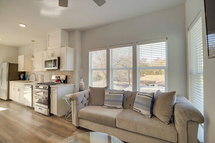 South Houston Townhome w / Patio & Gas Grill!