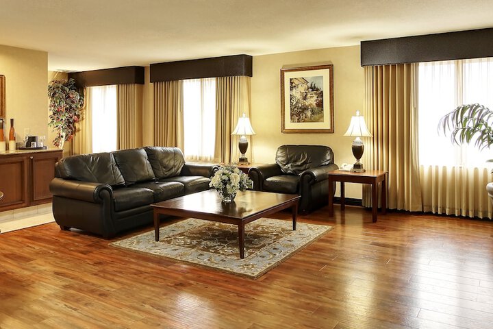 The Grand Hotel - Salem