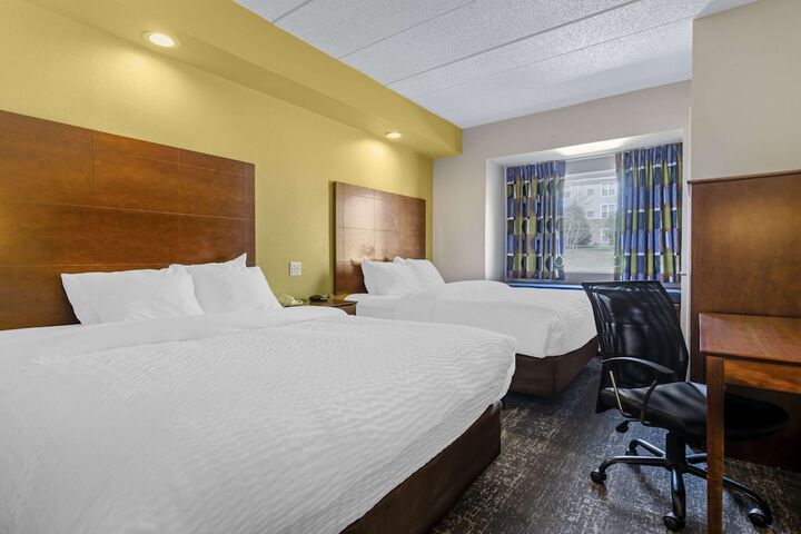 Clarion Pointe Staunton East