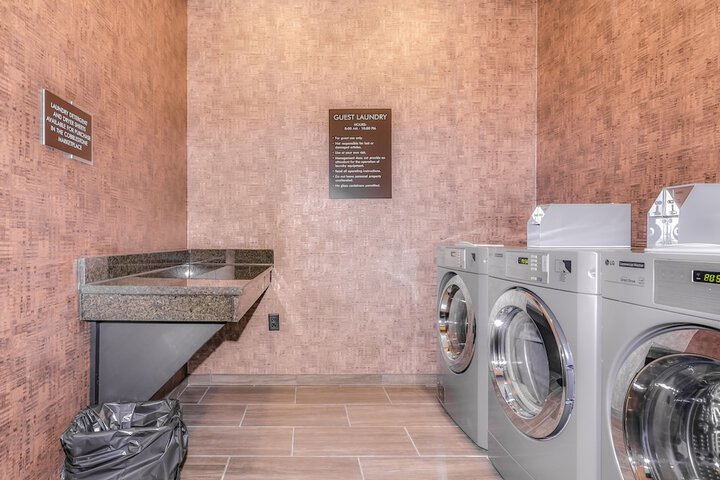 Cobblestone Hotel & Suites - Waukesha / West Milwaukee