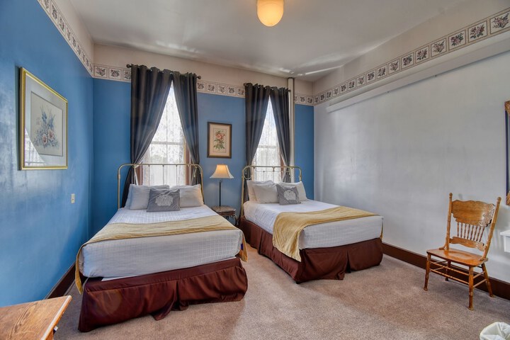 Room 4 of 9