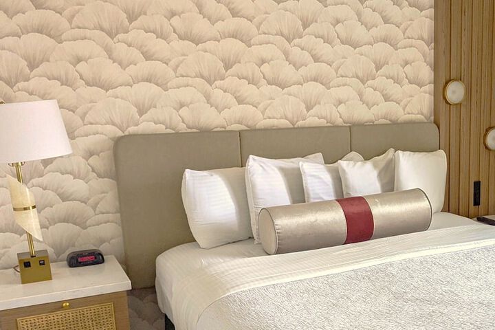 Room 27 of 61