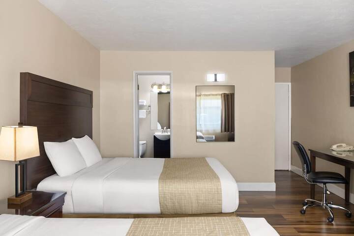 Travelodge by Wyndham Everett City Center
