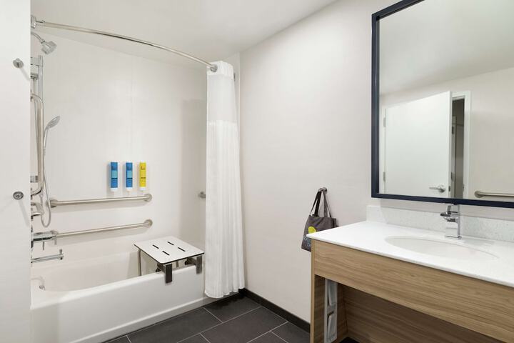 Room 16 of 38