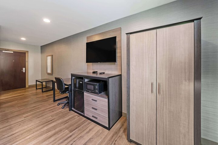 Room 20 of 33