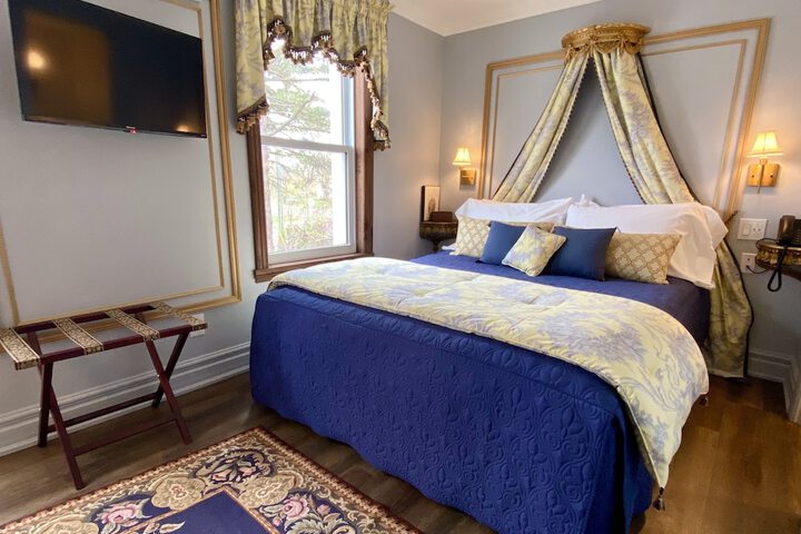 Room 27 of 61