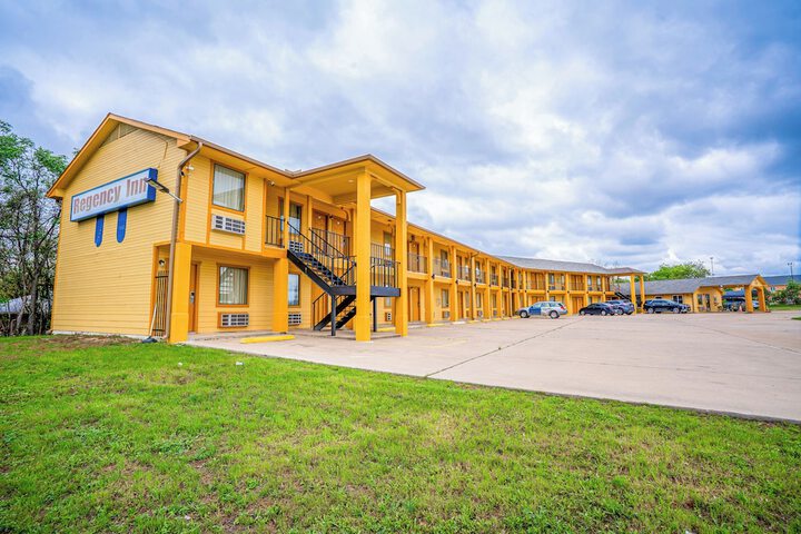 Regency Inn by OYO Rockdale TX