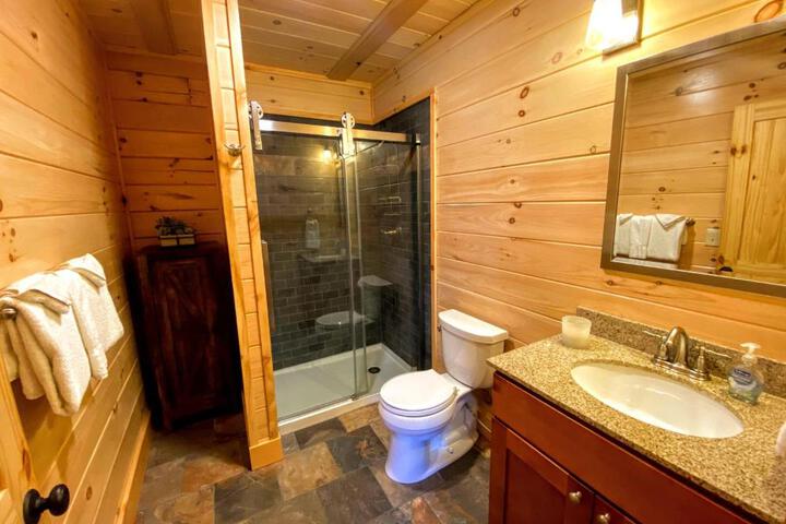 UV Log home with direct Cannon Mountain views Minutes to attractions Fireplace Pool Table AC