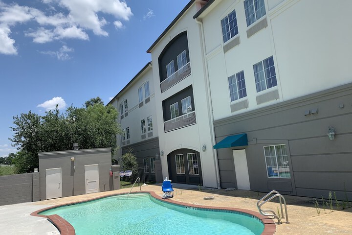 Pool 7 of 15