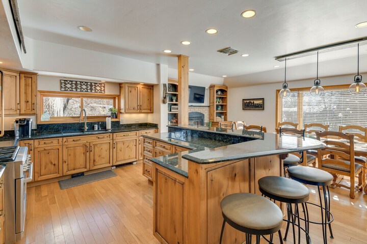 Game Room Media Room & Pool: Luxe Villa in Craig!