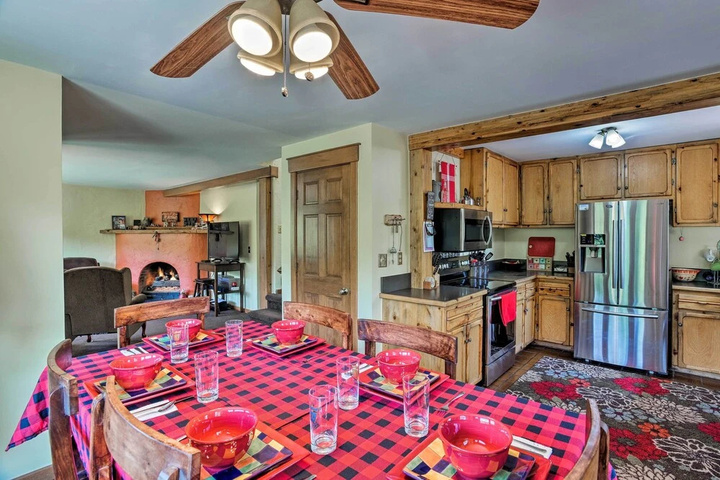Cozy Home w / Deck & Mtn Views Walk to Casinos
