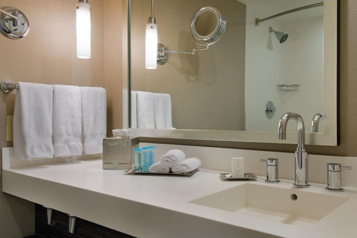 Hilton Toronto Airport Hotel & Suites