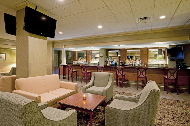 Lounge 54 of 56
