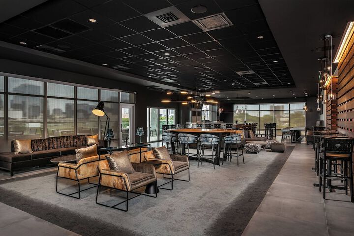 Lounge 48 of 55