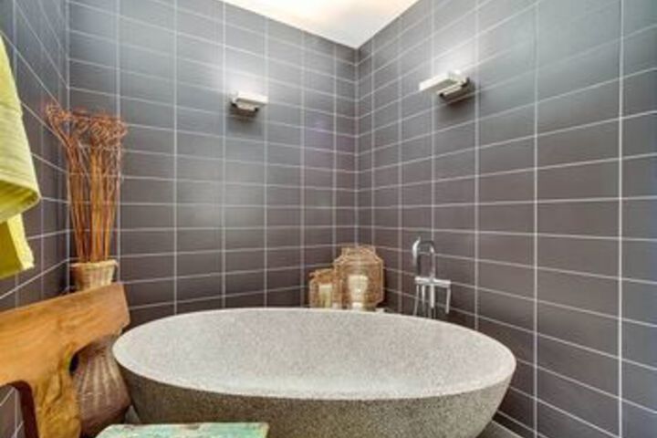 Newly remodeled Beach 2 Br condo by RedAwning
