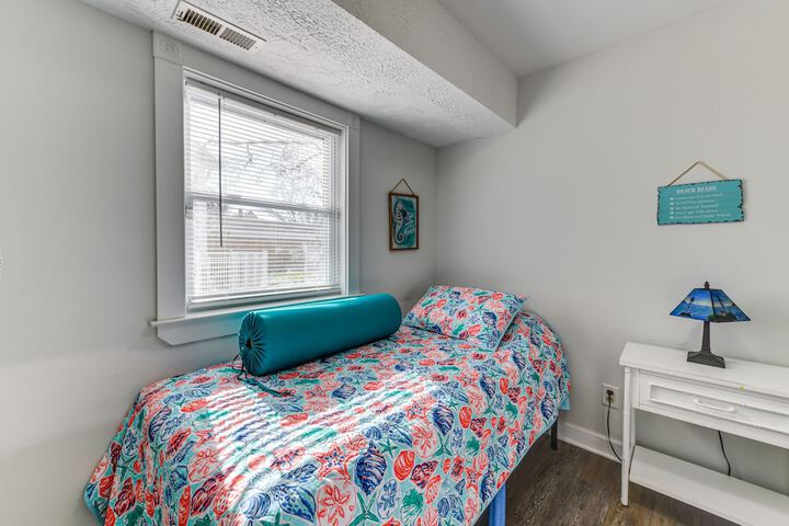 Adorable Cottage: Fire Pit Walk to Colonial Beach