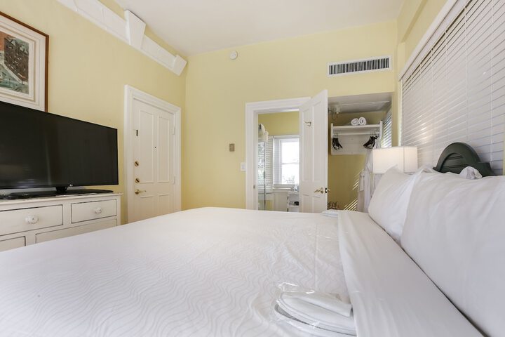 Room 33 of 40