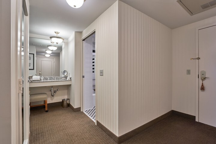 Room 25 of 98