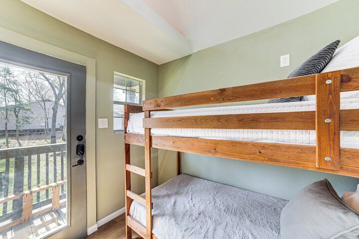 Pickleball / sport Court: Spacious Kemp Home!