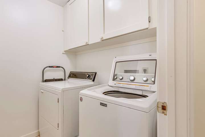 Family Home w / Game Room & Decks in Etlan!