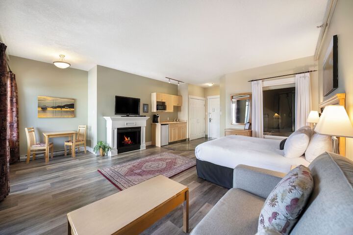 Sidney Waterfront Inn & Suites