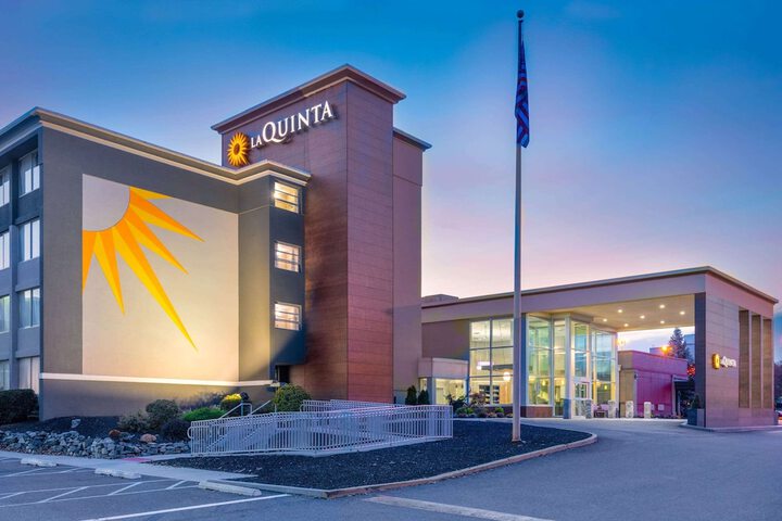 La Quinta Inn & Suites by Wyndham Clifton / Rutherford