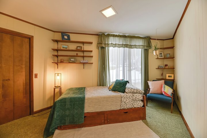 Near Canandaigua Lake: Retro Cabin w / Deck & Views