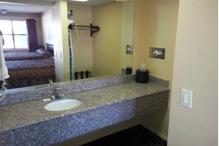TAHLEQUAH MOTOR LODGE