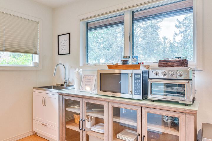 Walk to Willamette River: Studio in West Linn