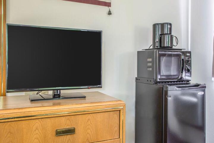 Econo Lodge Inn & Suites