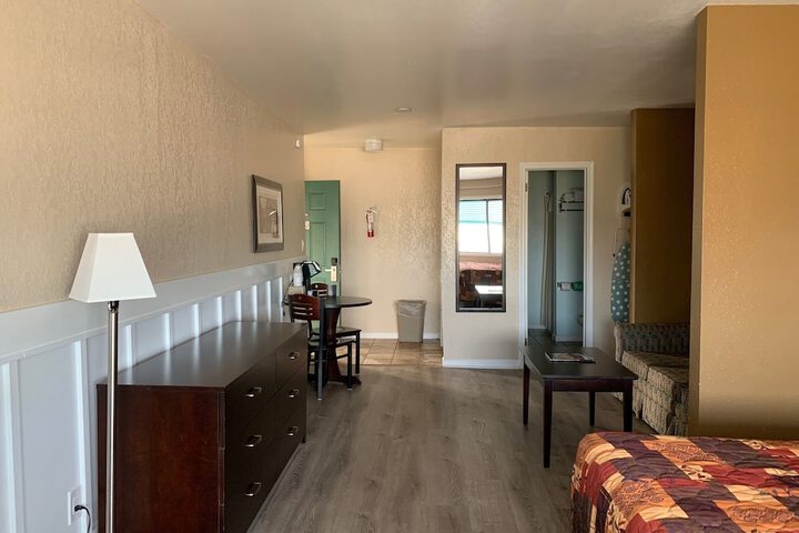 Room 21 of 34