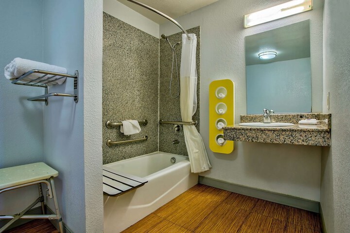 Room 21 of 26