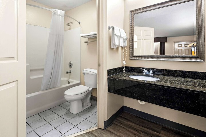 Room 32 of 46