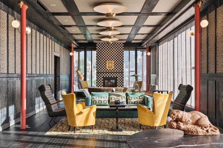 Lounge 53 of 70