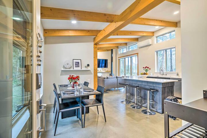 Heated Swim Spa! 15-acre Cabin on Skykomish River