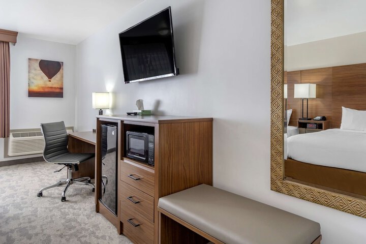 Best Western Plus Lake Front Hotel