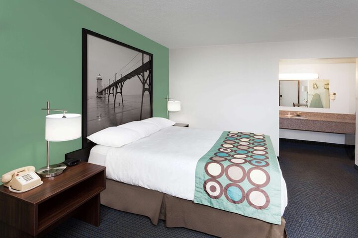 Super 8 by Wyndham Stevensville / St. Joseph