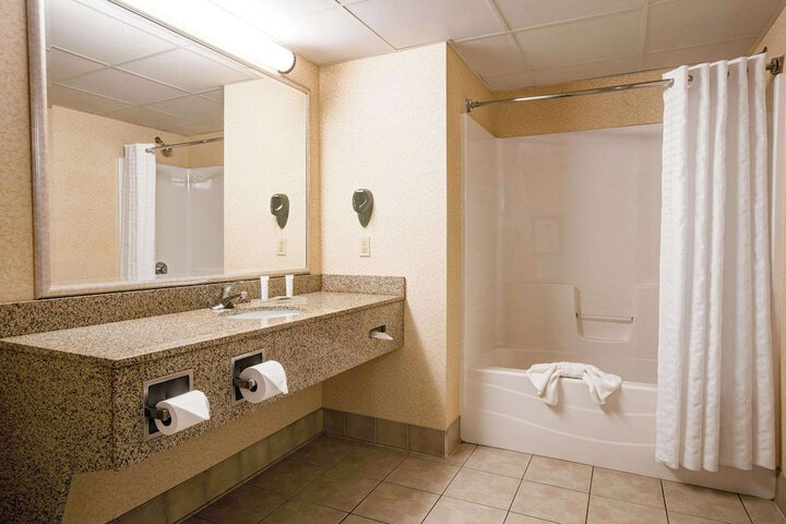 Comfort Inn & Suites St. Paul Northeast