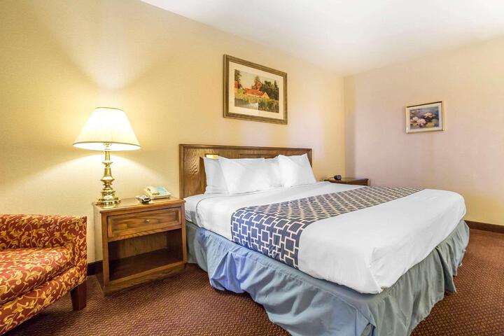 Econo Lodge Inn & Suites