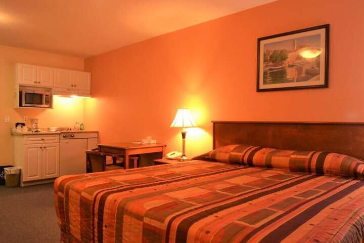 Aurora Park Inn & Suites