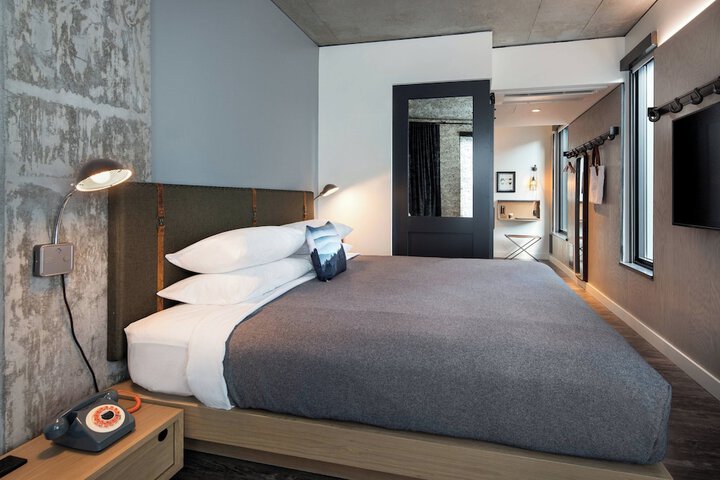 Room 32 of 51