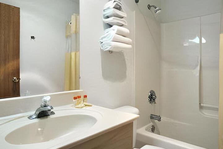 Travelodge by Wyndham Waukegan Gurnee