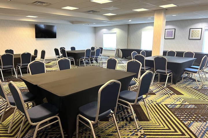 Holiday Inn Express & Suites Waukegan by IHG