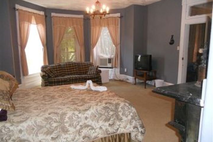 The Heritage House Inn Bed & Breakfast