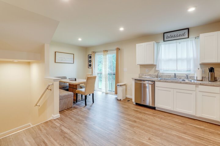 Sunlit Milford Townhome 2 Mi to Riverwalk!