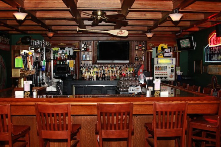 Lounge 34 of 37