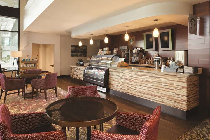 Hilton East Brunswick Hotel & Executive Meeting Center