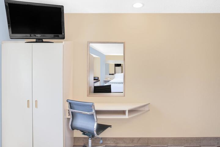 Room 9 of 18